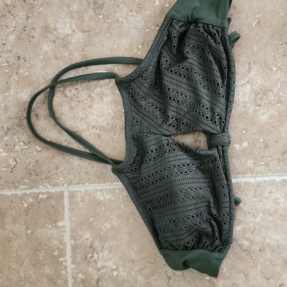 Bikini - Picture 2 of 4